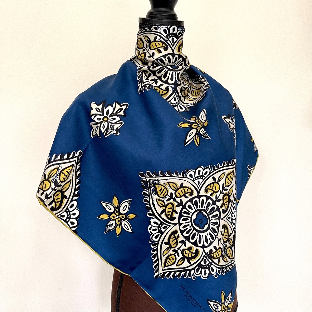 NWT Burberry Scarf Lucky Alhambra Flower Silk Wrap